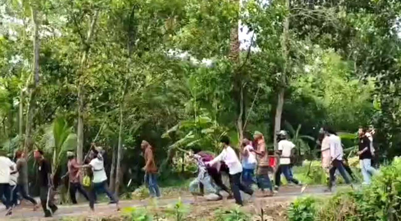 আধিপত্য বিস্তার নিয়ে মাদারীপুরে দুপক্ষের সংঘর্ষ-ককটেল বিস্ফোরণ, আহত ৪