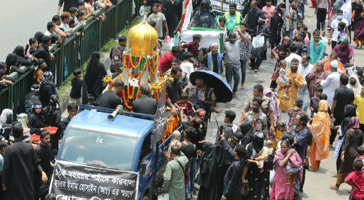 ‘হায় হোসেন’ মাতমে পুরান ঢাকায় তাজিয়া মিছিল