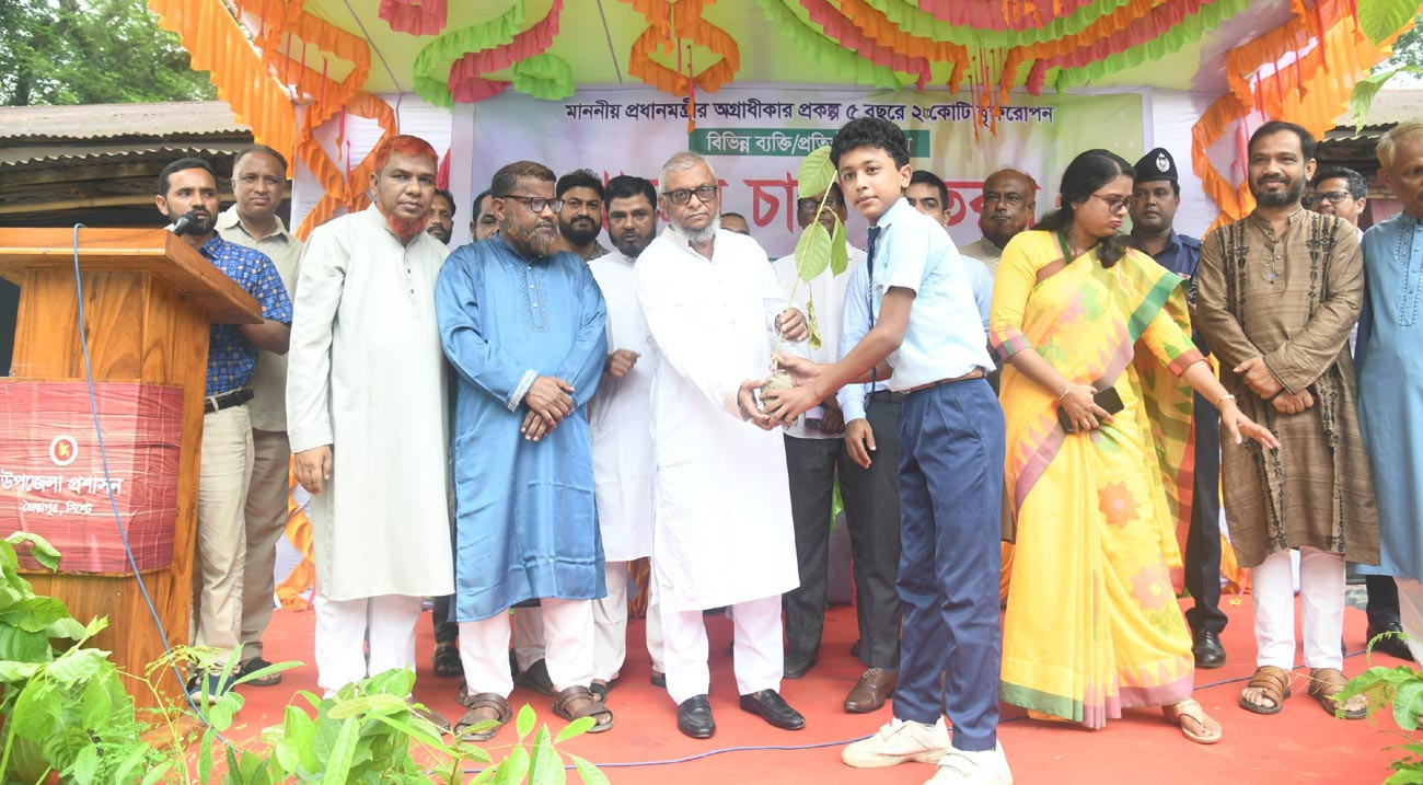 সিলেটে শিক্ষার্থীদের মধ্যে গাছের চারা বিতরণ শ্রমমন্ত্রীর