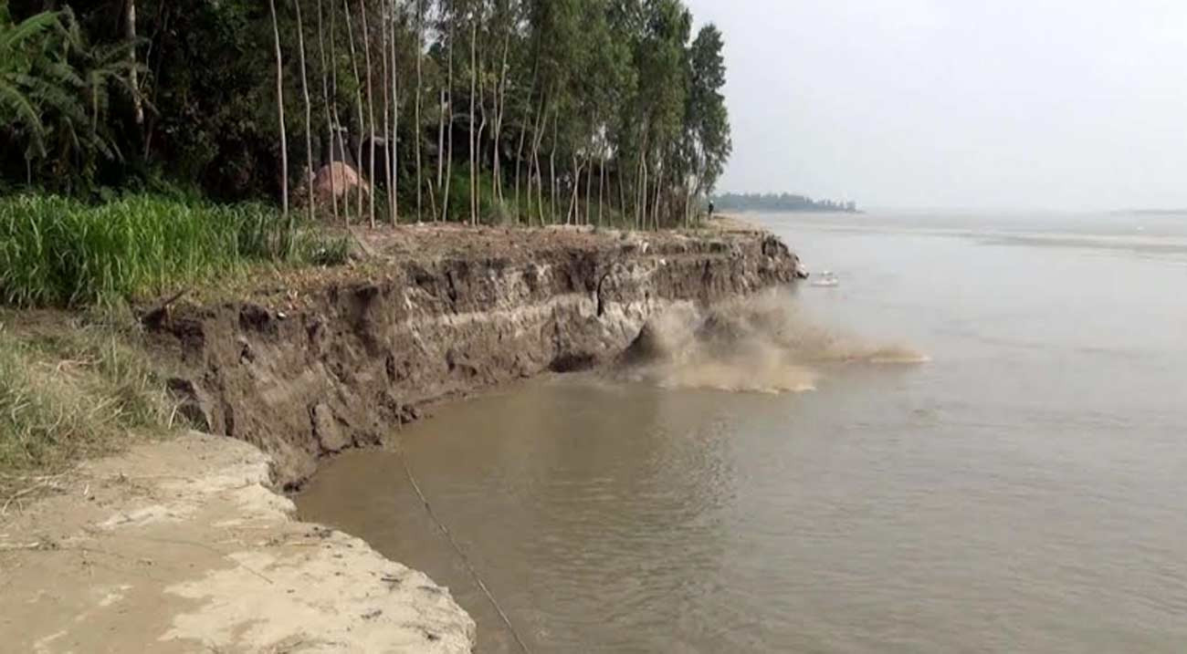 ঘরবাড়ি সরিয়ে অনিশ্চয়তায় শতাধিক পরিবার, বাড়ছে নদীর পানি