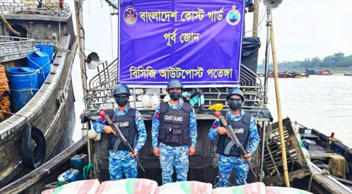মিয়ানমার পাচারকালে ৩০০ বস্তা সিমেন্টসহ বোট জব্দ