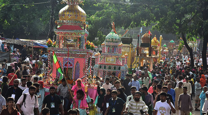 তাজিয়া মিছিল দেখতে হাজার হাজার মানুষের অপেক্ষা