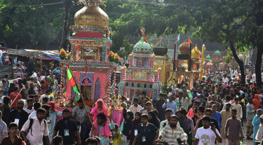 তাজিয়া মিছিল দেখতে হাজার হাজার মানুষের অপেক্ষা