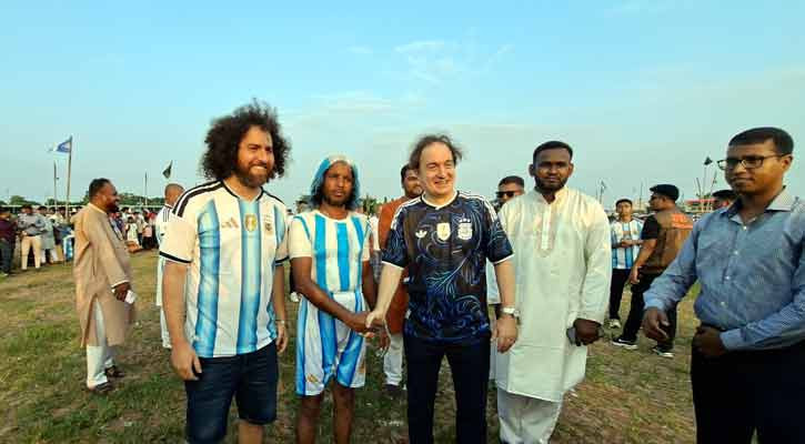 মুন্সিগঞ্জে আর্জেন্টিনার রাষ্ট্রদূত, সমর্থকদের সঙ্গে খেললেন ফুটবল