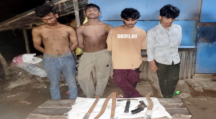 হাটহাজারীতে অস্ত্রসহ ৪ জন আটক