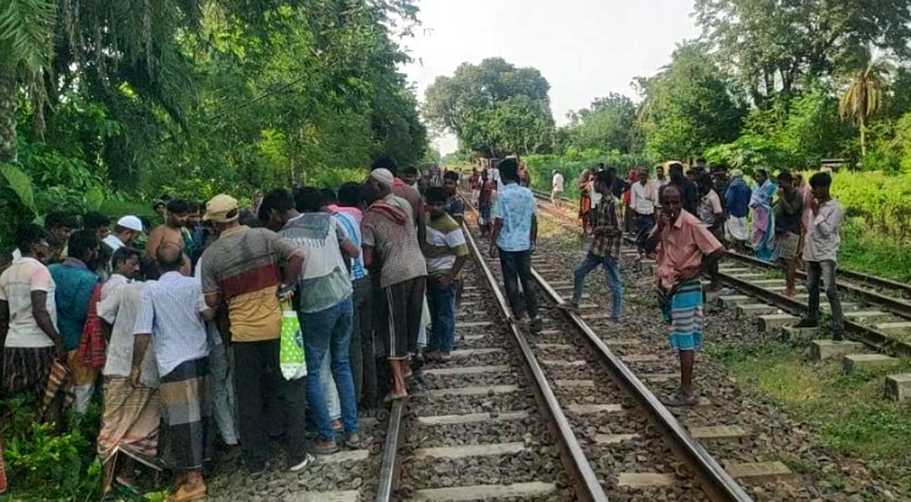 রেললাইনে ফোনে কথা বলার সময় ট্রেনের ধাক্কায় ব্যবসায়ীর মৃত্যু