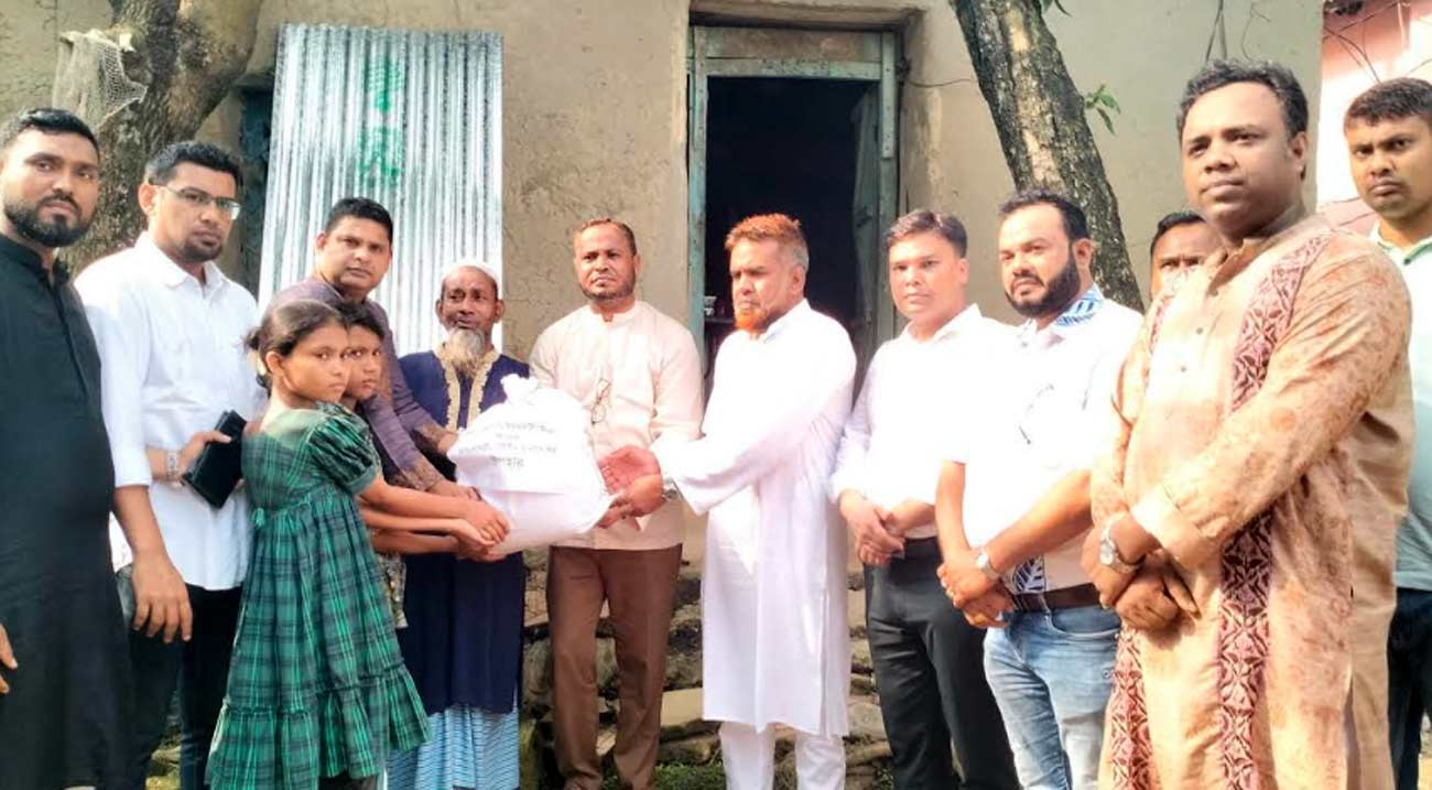 প্রধানমন্ত্রীর উপহার নিয়ে ত্রিশালে সেই শিশু ফাতেমার বাড়িতে ডিসি