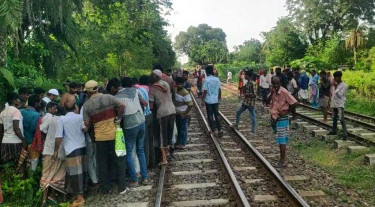 রেললাইনে ফোনে কথা বলার সময় ট্রেনের ধাক্কায় ব্যবসায়ীর মৃত্যু