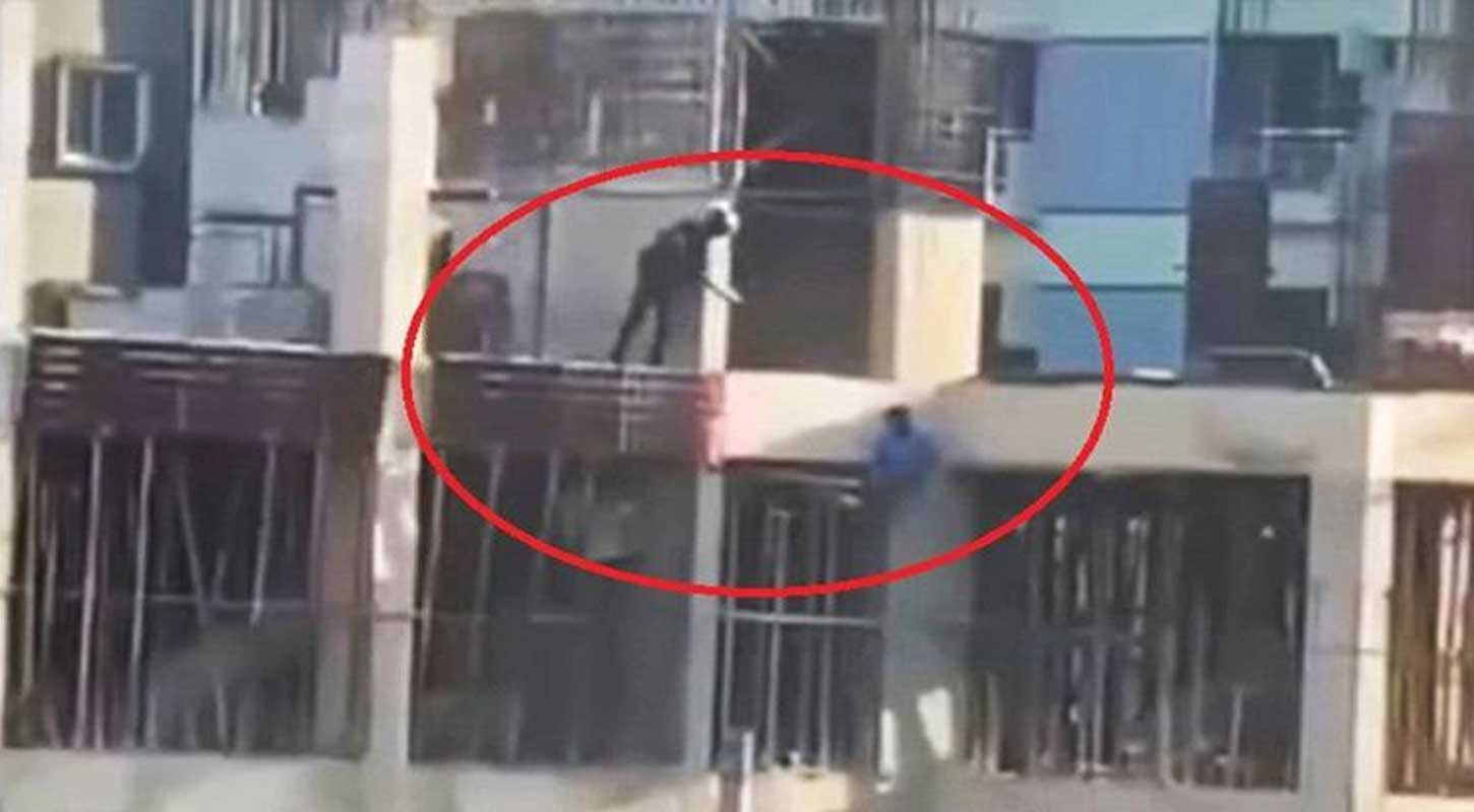 কার্নিশে ঝুলে থাকা তরুণকে গুলির মামলায় রায় ঘোষণা চলছে, হচ্ছে সরাসরি সম্প্রচার