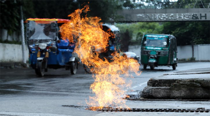 ফয়’স লেকের সামনে গ্যাসলাইনে লিক, সড়কে আগুন