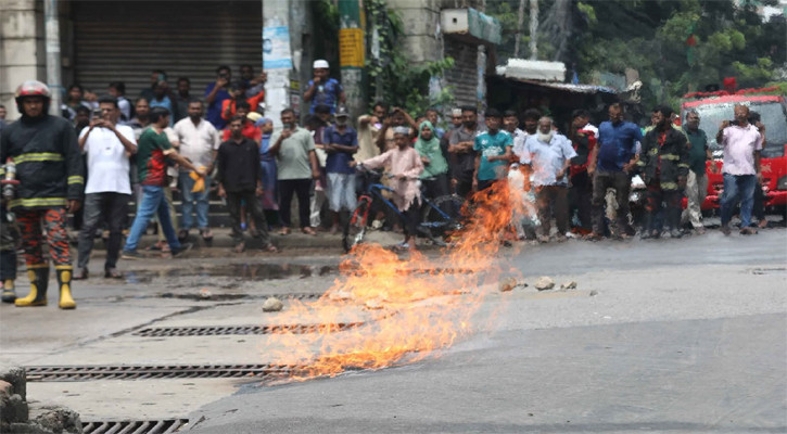 ফয়’স লেকের সামনে গ্যাসলাইনে লিক, সড়কে আগুন