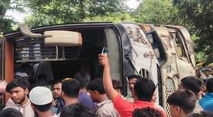 চট্টগ্রাম-কক্সবাজার মহাসড়কে বাস দুর্ঘটনা, আহত ১০