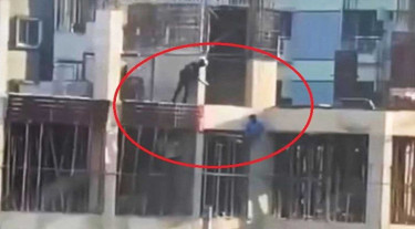 কার্নিশে ঝুলে থাকা তরুণকে গুলির মামলায় রায় ঘোষণা চলছে, হচ্ছে সরাসরি সম্প্রচার