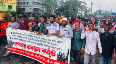 পাওনা পরিশোধের দাবিতে শ্রমিকদের সড়ক অবরোধ