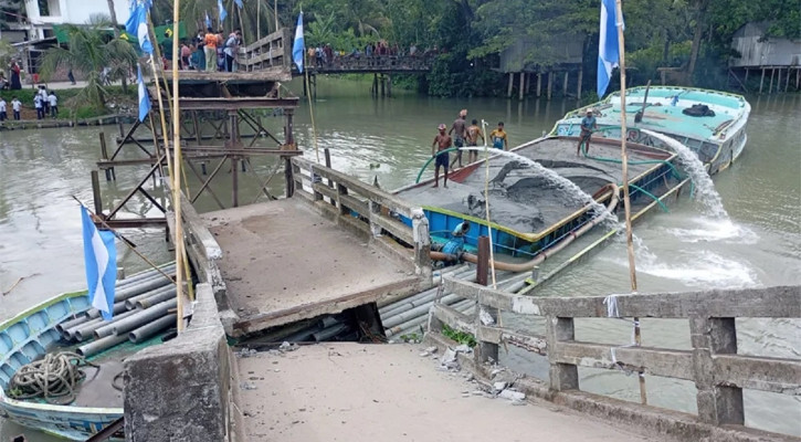 বালুবাহী বাল্কহেডের ধাক্কায় ভেঙে পড়ল ব্রিজ, দুর্ভোগে ৫ ইউনিয়নের মানুষ
