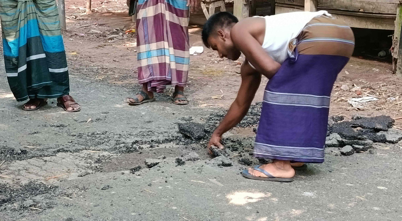 হাতের স্পর্শেই উঠে যাচ্ছে রাস্তার কার্পেটিং