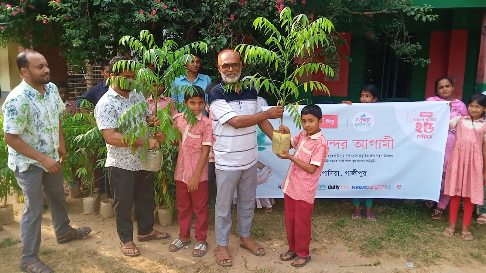 চারা হাতে উচ্ছ্বসিত শিক্ষার্থীরা, কাপাসিয়ায় বসুন্ধরা শুভসংঘের সবুজ উদ্যোগ