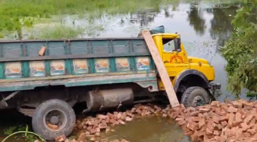 ব্রাহ্মণবাড়িয়ায় ইটবোঝাই ট্রাক খাদে পড়ে দুইজন নিহত