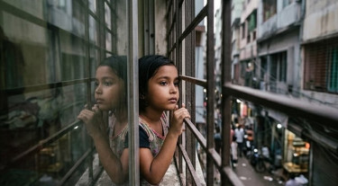 নিরাপত্তাহীনতায় ঘরে বন্দি শিশুর শৈশব