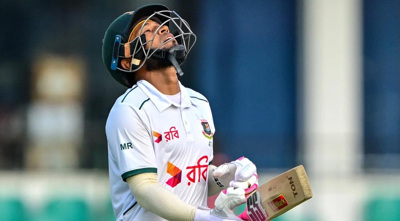 মুশফিকের বিদায়ে ইনিংস হার চোখ রাঙাচ্ছে