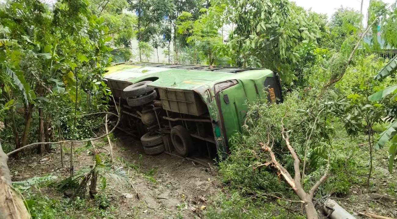 গোপালগঞ্জে বাস খাদে, আহত ২৫