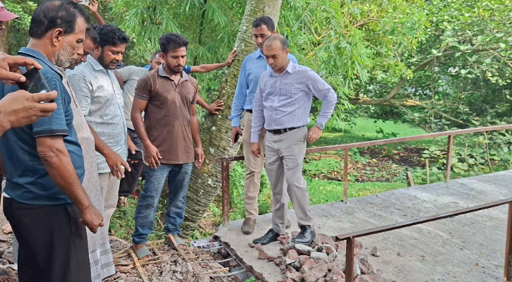 ব্রিজে রডের পরিবর্তে বাঁশ, ভেঙে দিল উপজেলা প্রশাসন