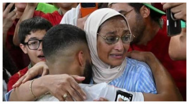 দলের জয় গ্যালারিতে মায়ের সঙ্গে উদযাপন মরক্কো তারকার