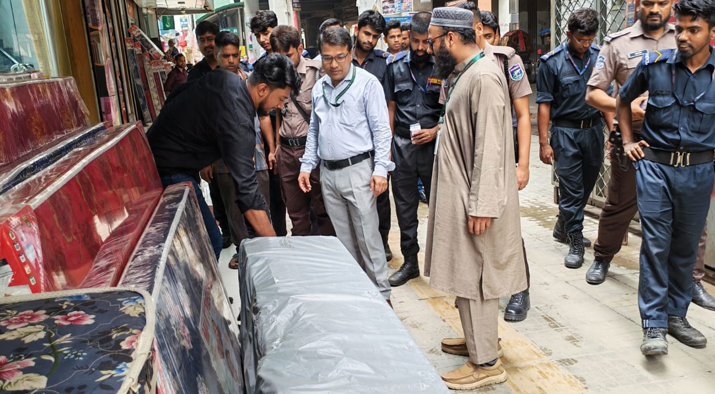 কাজীপাড়া মেট্রোরেল স্টেশনের গ্রাউন্ড লেভেলে উচ্ছেদ অভিযান