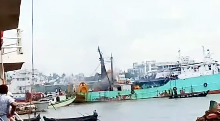 ট্রলারে অগ্নিকাণ্ডে দগ্ধ দুই নাবিকের মৃত্যু