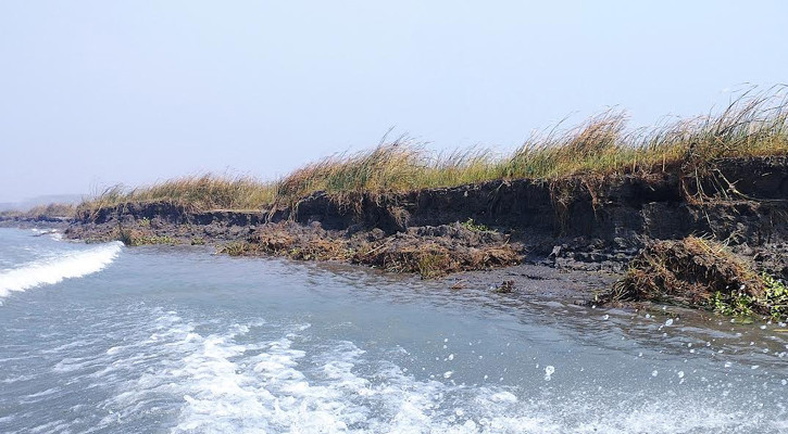 অবৈধ বালু উত্তোলন-মাটি কাটায় দক্ষিণাঞ্চলে বাড়ছে নদীভাঙনের আতঙ্ক