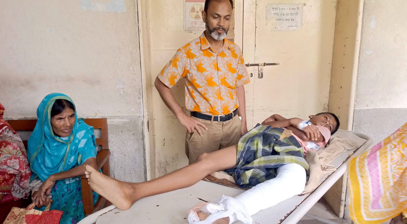 নীলফামারীতে ট্রেনের ছাদ থেকে পড়ে শিক্ষার্থী আহত
