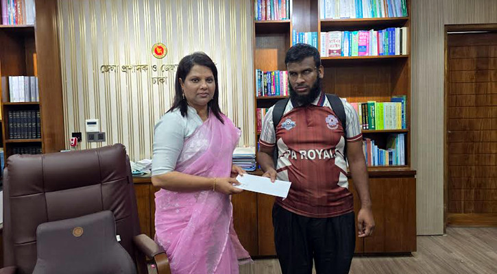 দৃষ্টি প্রতিবন্ধী শিক্ষার্থী দিদারুলের পাশে দাঁড়ালেন ডিসি ফরিদা
