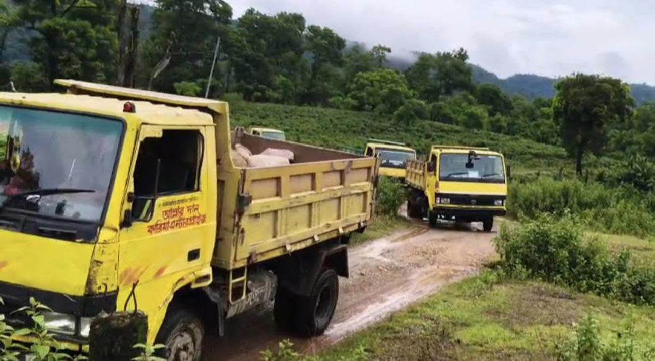 সিলেটে ‘মব সৃষ্টি করে’ বিজিবির আটক করা ৩ ট্রাক পাথর লুট