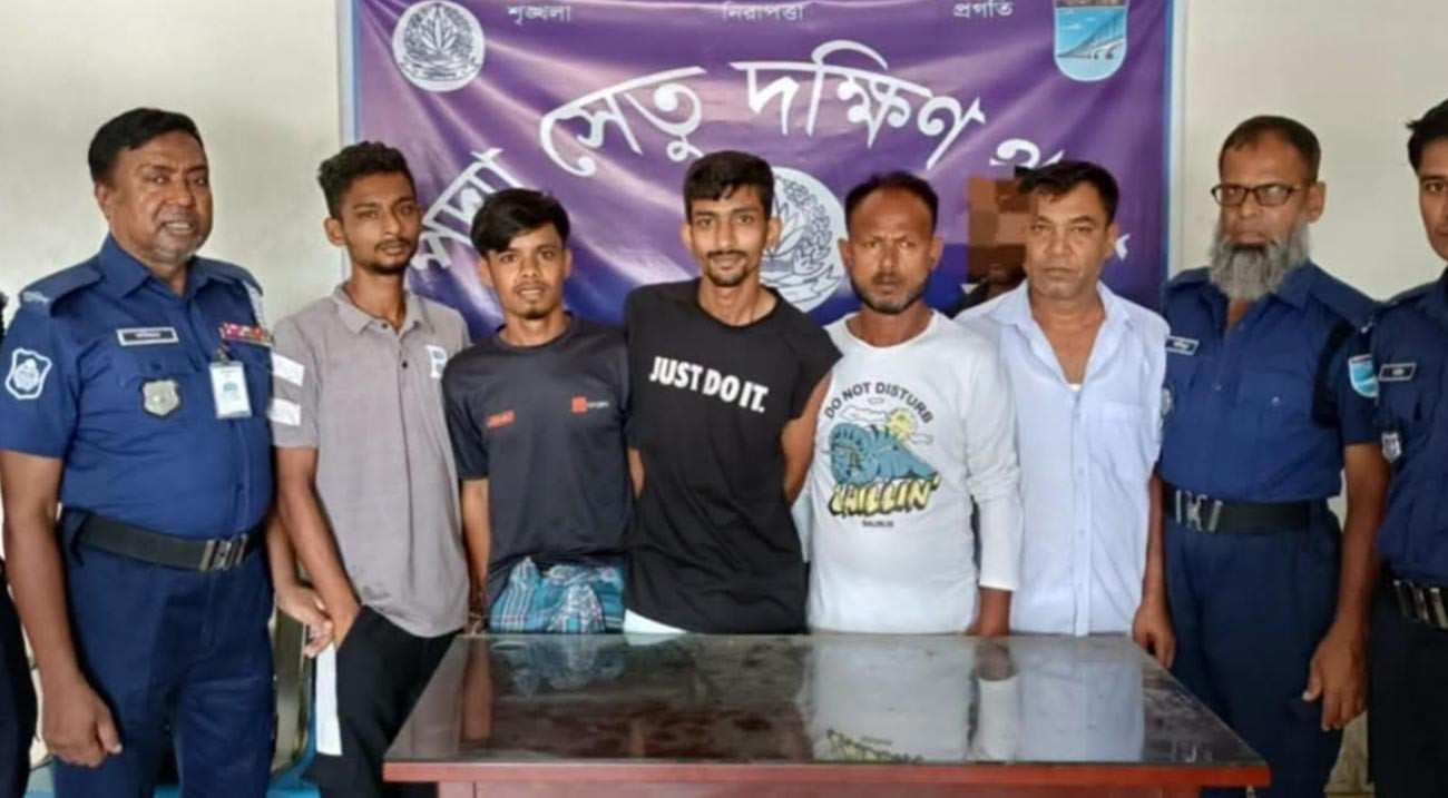 পদ্মা সেতুর দক্ষিণ প্রান্তে যাত্রীবাহী বাসে চাঁদাবাজি: পুলিশের অভিযানে গ্রেপ্তার ৫