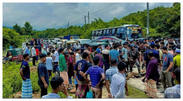 জৈন্তাপুরে পাথরবোঝাই ট্রাক আটকের প্রতিবাদে শ্রমিকদের সড়ক অবরোধ