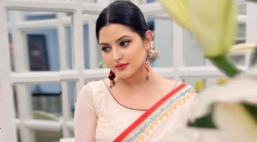 হঠাৎ কেন হুইলচেয়ারে পরীমণি?