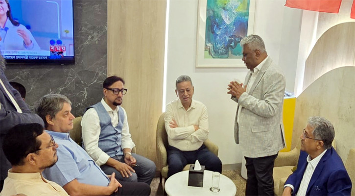 চট্টগ্রাম বিমানবন্দরে অর্থ ও পরিকল্পনা মন্ত্রীকে ফুলেল শুভেচ্ছা জানালেন চেম্বার প্রেসিডেন্ট
