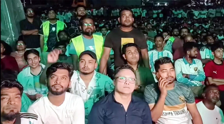 খেলা দেখতে দর্শকের সঙ্গে এমপি সাঈদ আল নোমান