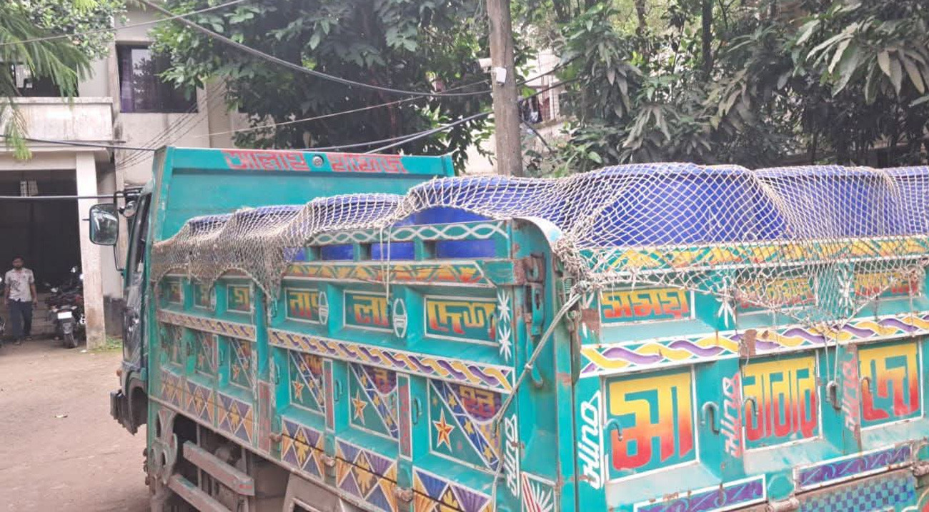সোনাগাজীতে মাছবোঝাই পিকআপ ছিনতাই: ৯৯৯-এ কলে উদ্ধার