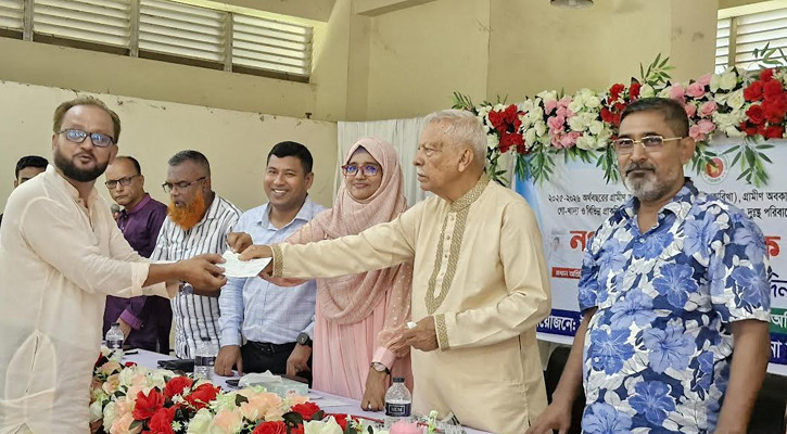 ফেনীতে ৫৫ লাখ টাকার টিআর-কাবিখার চেক বিতরণ