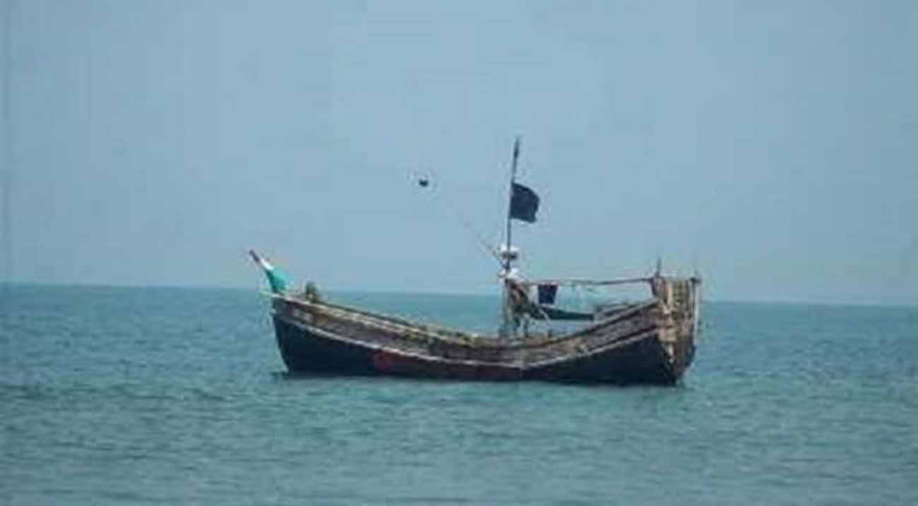 ট্রলারের প্রোপেলার ভেঙে ৩ দিন ধরে সাগরে ভাসছেন ১৭ জেলে