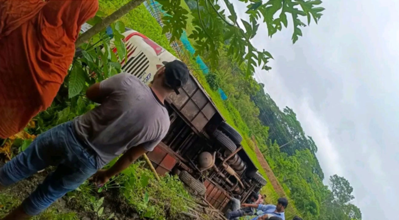 ঝালকাঠিতে যাত্রীবাহী বাস খাদে পড়ে সুপারভাইজার নিহত