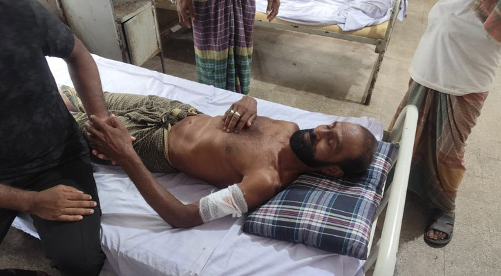 দেবহাটায় মৎস্যঘেরে ডাকাতি, একজনকে কুপিয়ে জখম