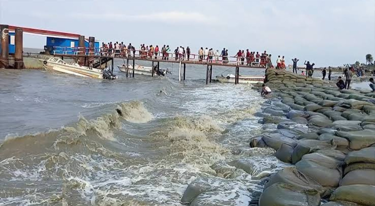 হাতিয়ার সঙ্গে সারাদেশের নৌ চলাচল বন্ধ, ভোগান্তি