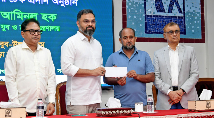 ক্যানসার আক্রান্ত ক্রিকেটার হৃদয়ের চিকিৎসায় ৫ লাখ টাকা দিলো যুব ও ক্রীড়া মন্ত্রণালয়