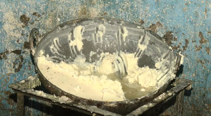 বৃষ্টির পানি-ময়লার মধ্যে খাদ্য তৈরি, পূরবীকে লাখ টাকা জরিমানা