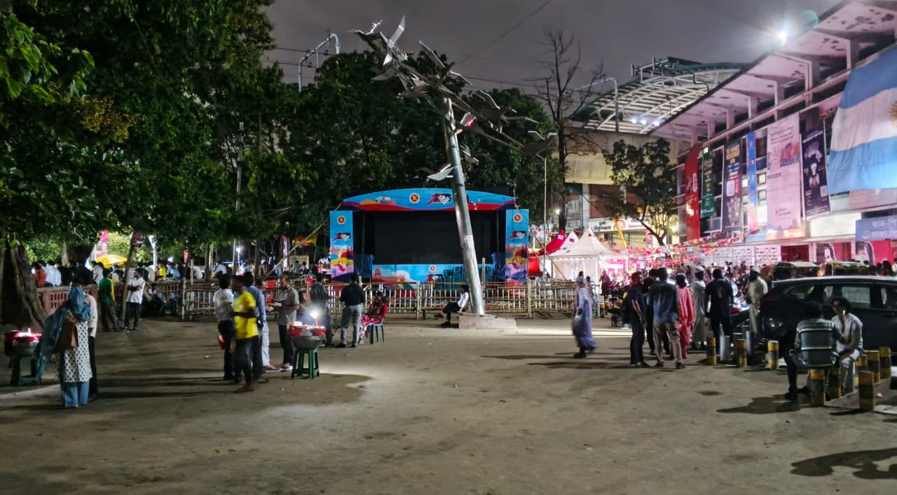 বৃষ্টিতে ফিকে বিশ্বকাপ উন্মাদনা, টিএসসি ফাঁকা