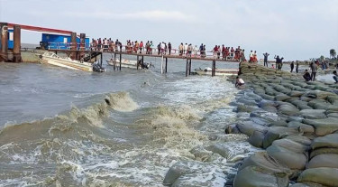 হাতিয়ার সঙ্গে সারাদেশের নৌ চলাচল বন্ধ, ভোগান্তি