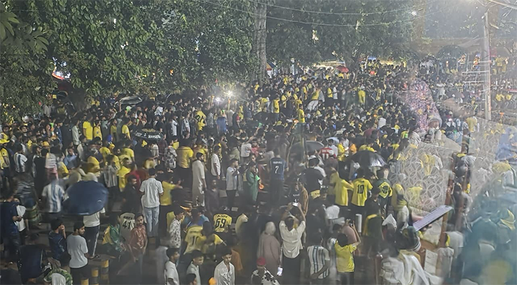 টিএসসির বড় পর্দায় খেলা দেখার আশায় বৃষ্টিতে অপেক্ষায় ফুটবল প্রেমীরা