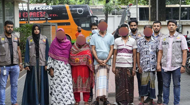 হানিট্র্যাপে ফেলে ব্ল্যাকমেইল, গ্রেপ্তার ৫
